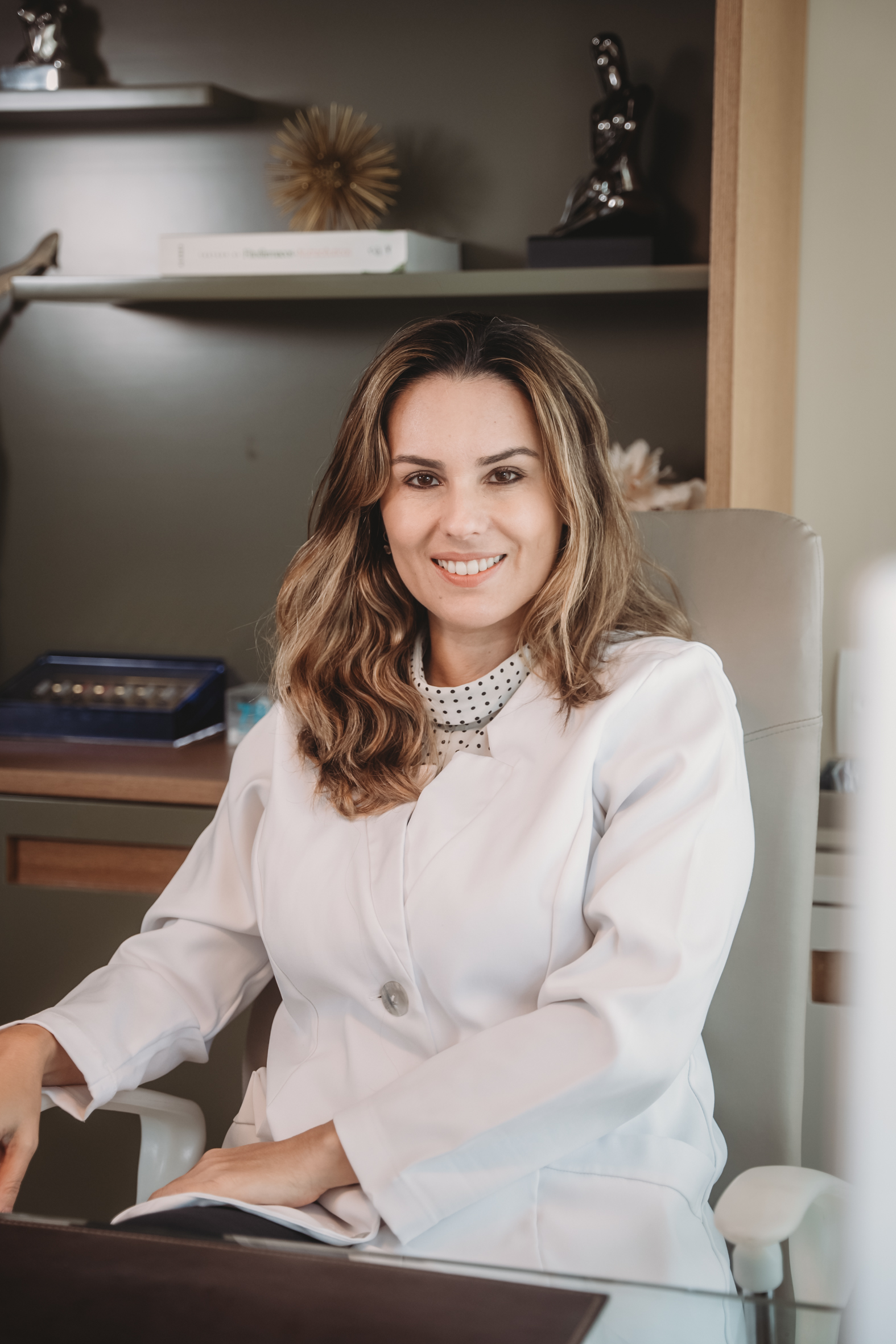 Dra. Simone do Valle Austgulen no consultório